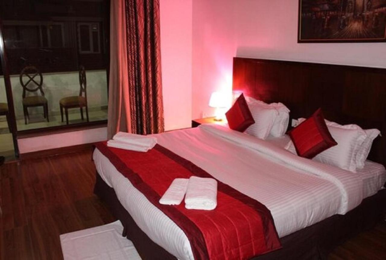 Lime Tree Hotel Sushant Lok Gurgaon Sector 29 Next To Iffco Chowk Metro Екстериор снимка