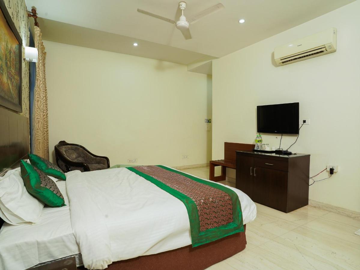 Lime Tree Hotel Sushant Lok Gurgaon Sector 29 Next To Iffco Chowk Metro Екстериор снимка