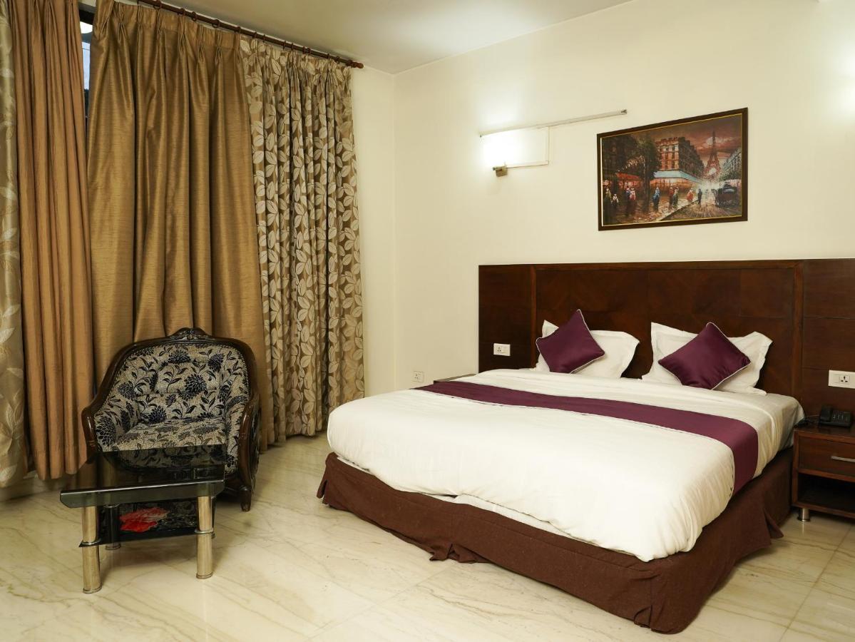 Lime Tree Hotel Sushant Lok Gurgaon Sector 29 Next To Iffco Chowk Metro Екстериор снимка