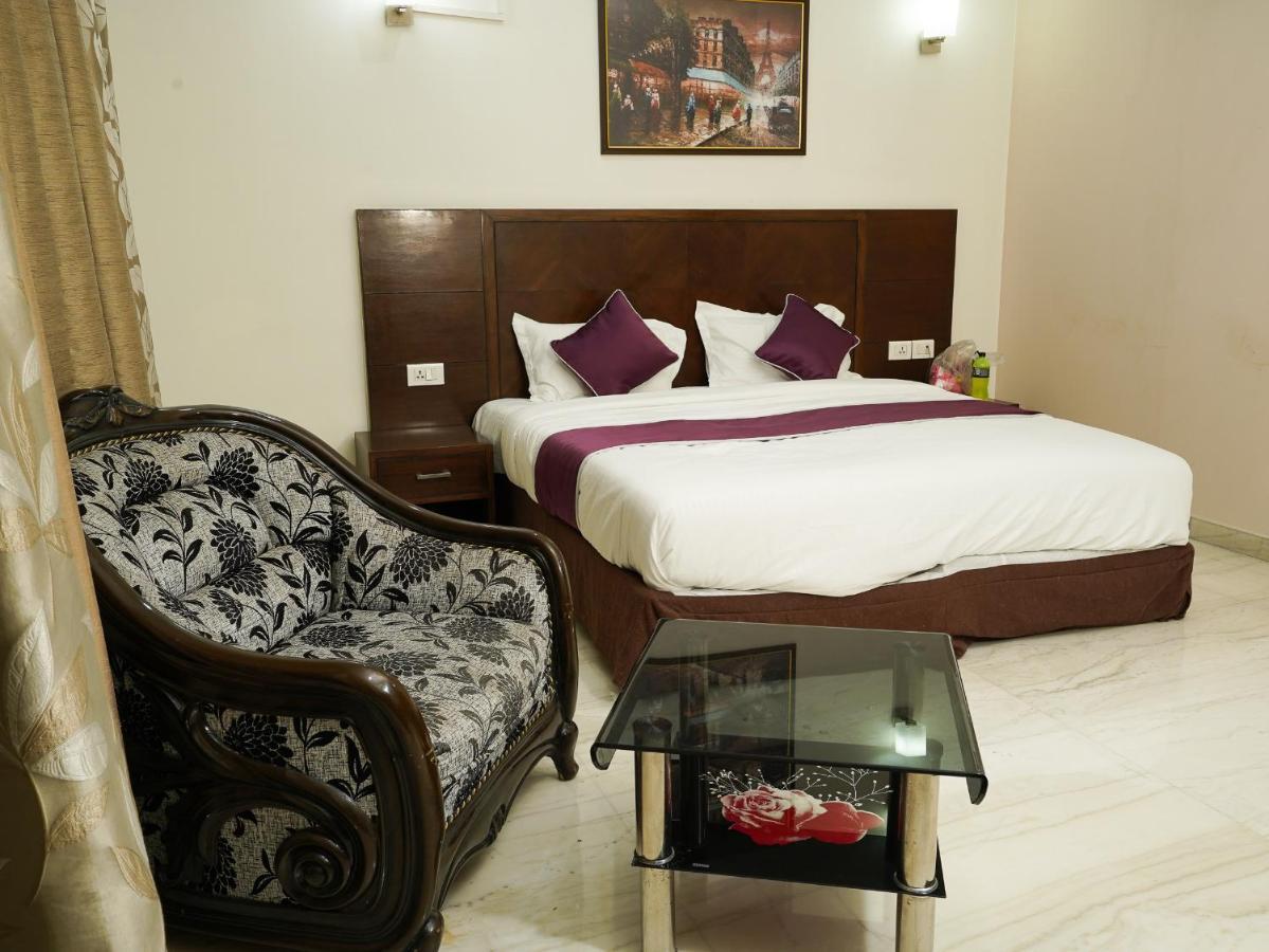 Lime Tree Hotel Sushant Lok Gurgaon Sector 29 Next To Iffco Chowk Metro Екстериор снимка