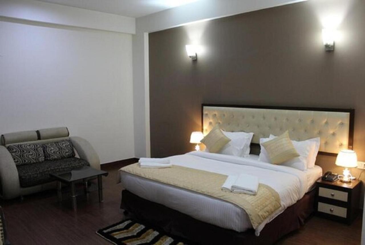 Lime Tree Hotel Sushant Lok Gurgaon Sector 29 Next To Iffco Chowk Metro Екстериор снимка