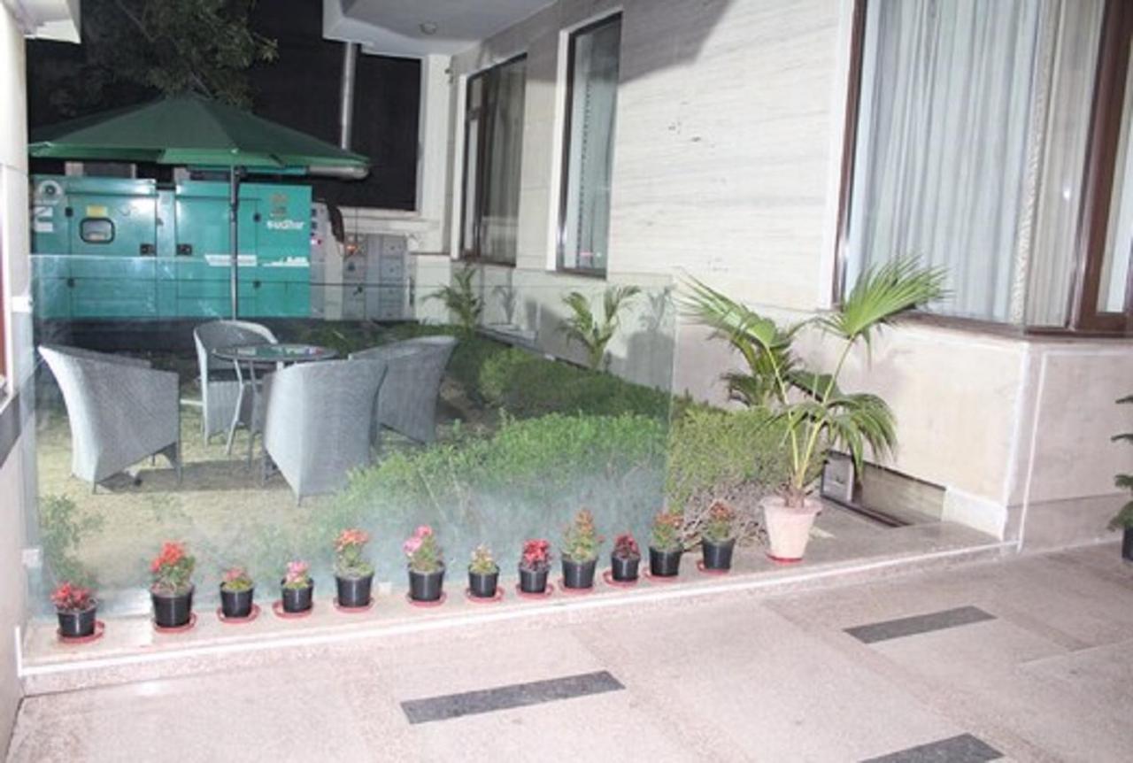 Lime Tree Hotel Sushant Lok Gurgaon Sector 29 Next To Iffco Chowk Metro Екстериор снимка