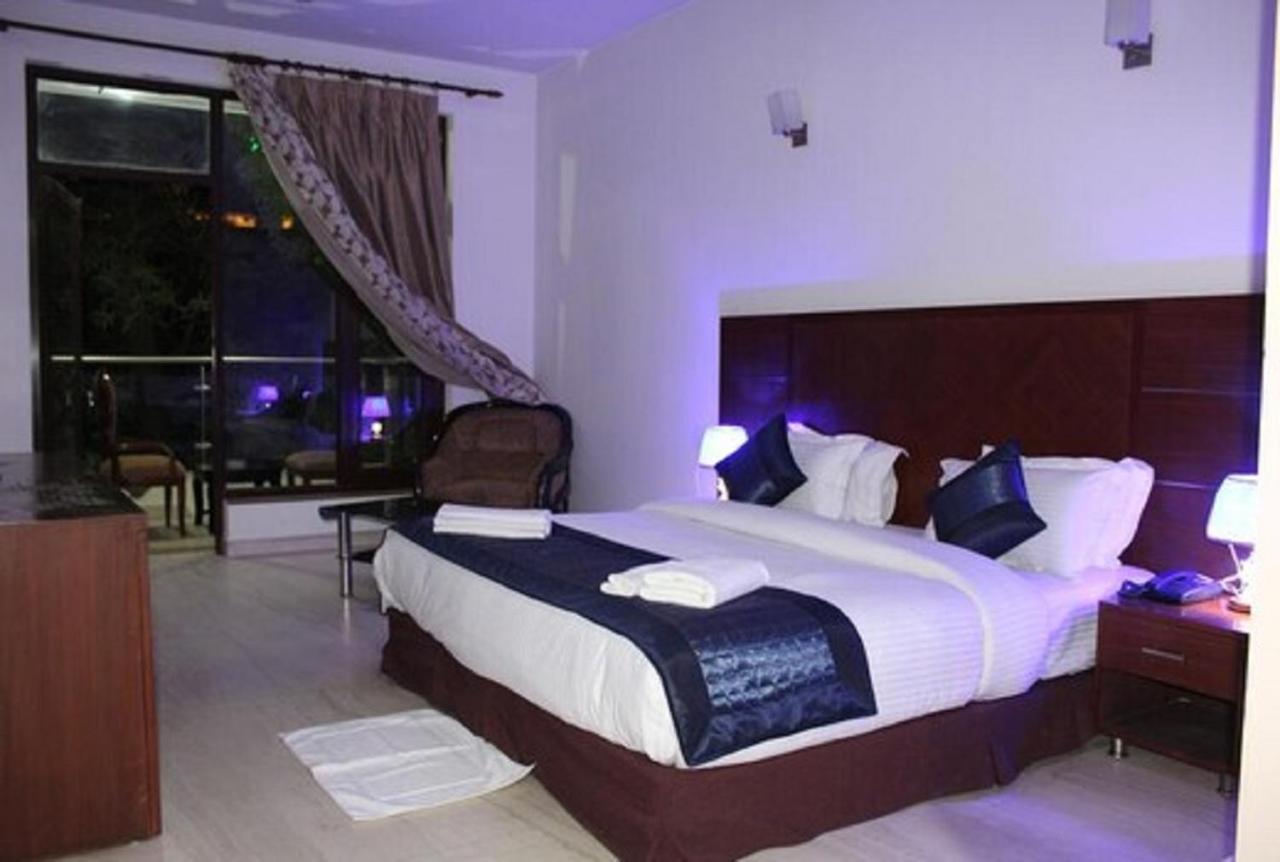 Lime Tree Hotel Sushant Lok Gurgaon Sector 29 Next To Iffco Chowk Metro Екстериор снимка