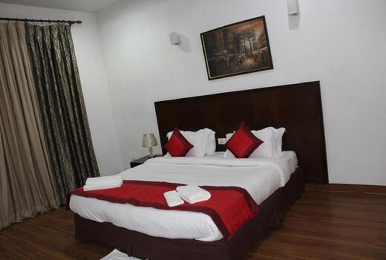 Lime Tree Hotel Sushant Lok Gurgaon Sector 29 Next To Iffco Chowk Metro Екстериор снимка