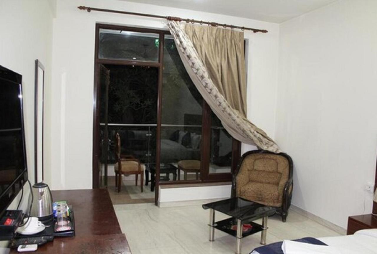 Lime Tree Hotel Sushant Lok Gurgaon Sector 29 Next To Iffco Chowk Metro Екстериор снимка