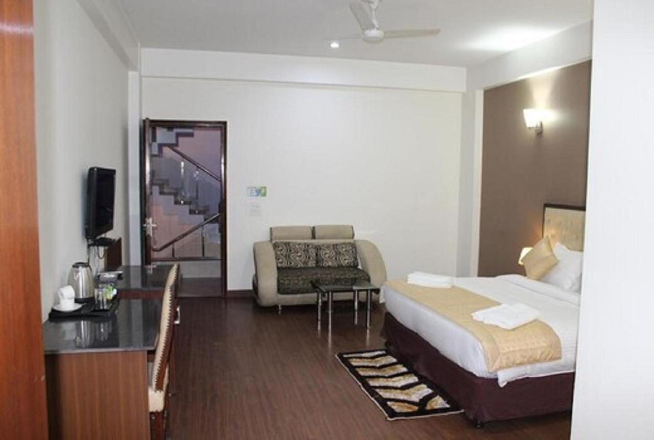 Lime Tree Hotel Sushant Lok Gurgaon Sector 29 Next To Iffco Chowk Metro Екстериор снимка