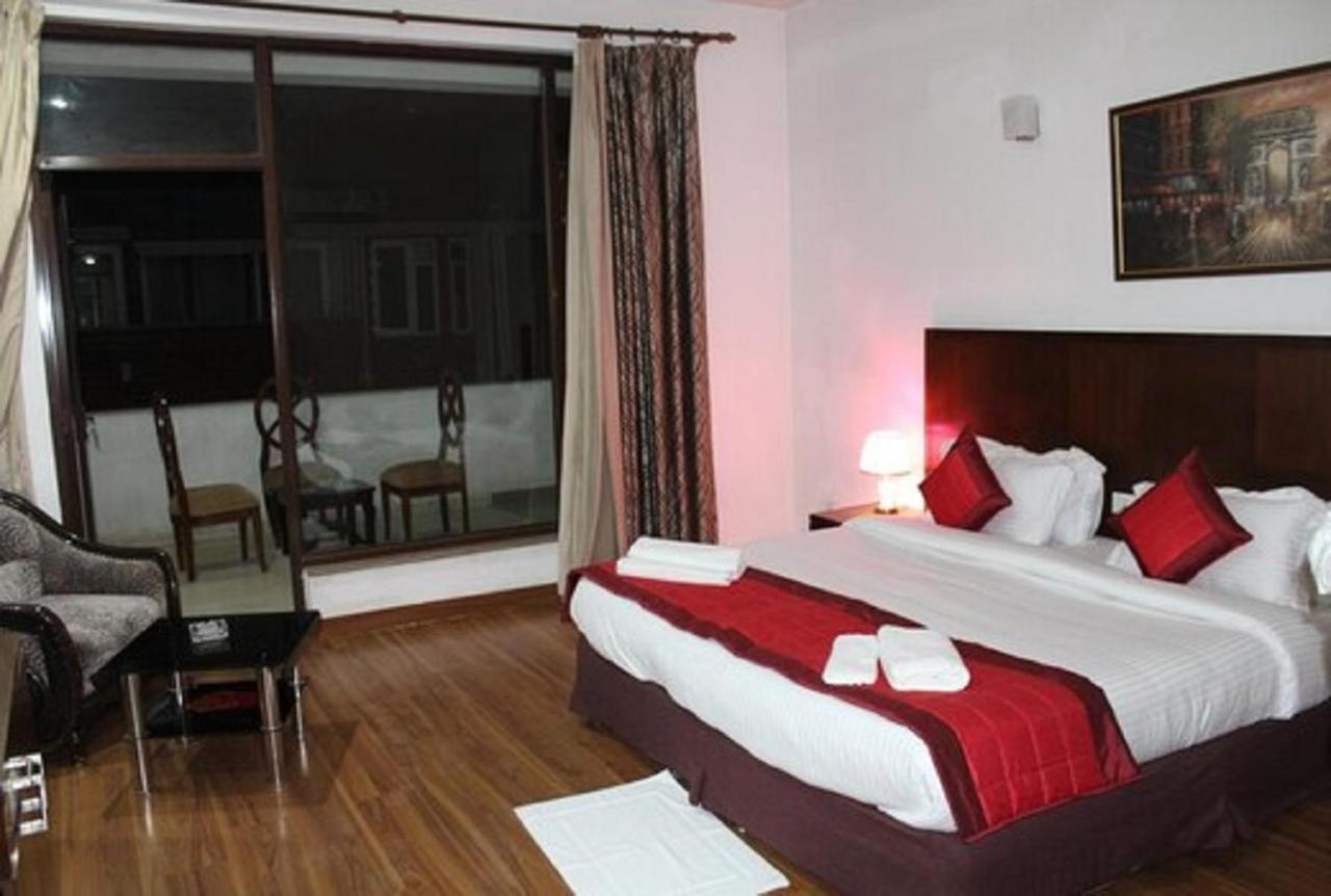 Lime Tree Hotel Sushant Lok Gurgaon Sector 29 Next To Iffco Chowk Metro Екстериор снимка