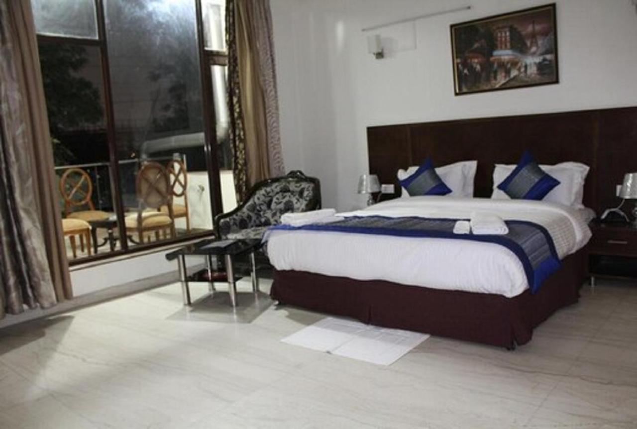 Lime Tree Hotel Sushant Lok Gurgaon Sector 29 Next To Iffco Chowk Metro Екстериор снимка