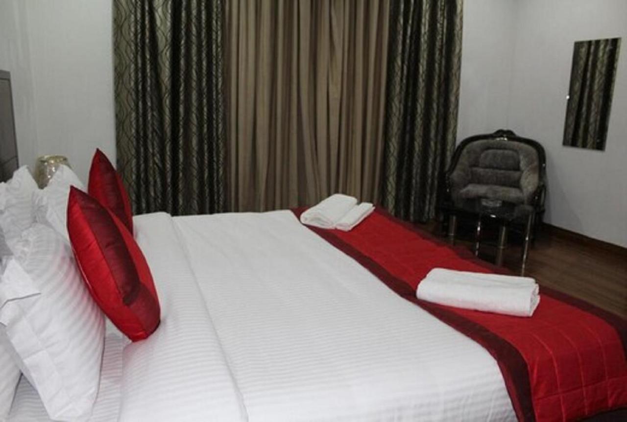 Lime Tree Hotel Sushant Lok Gurgaon Sector 29 Next To Iffco Chowk Metro Екстериор снимка