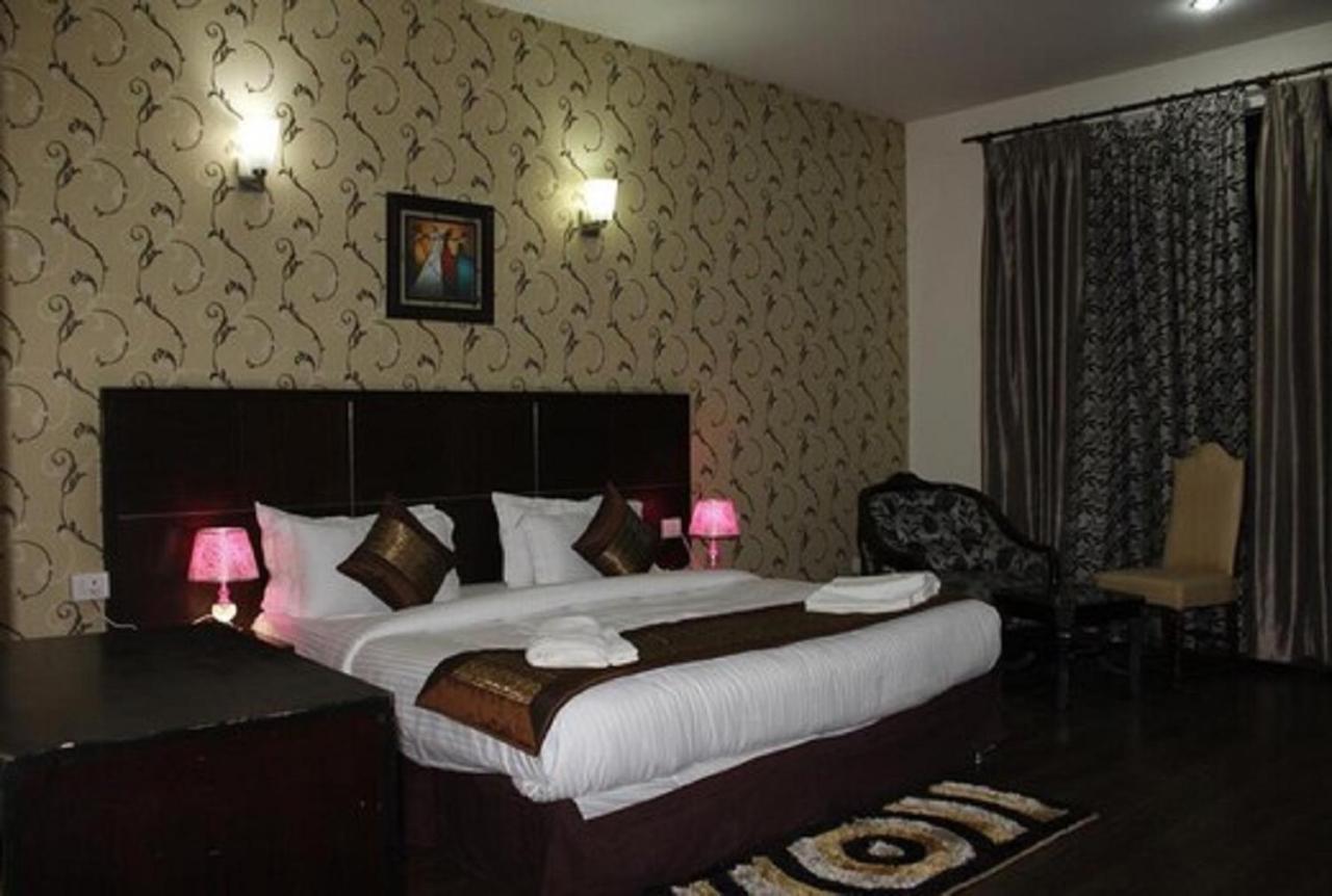 Lime Tree Hotel Sushant Lok Gurgaon Sector 29 Next To Iffco Chowk Metro Екстериор снимка