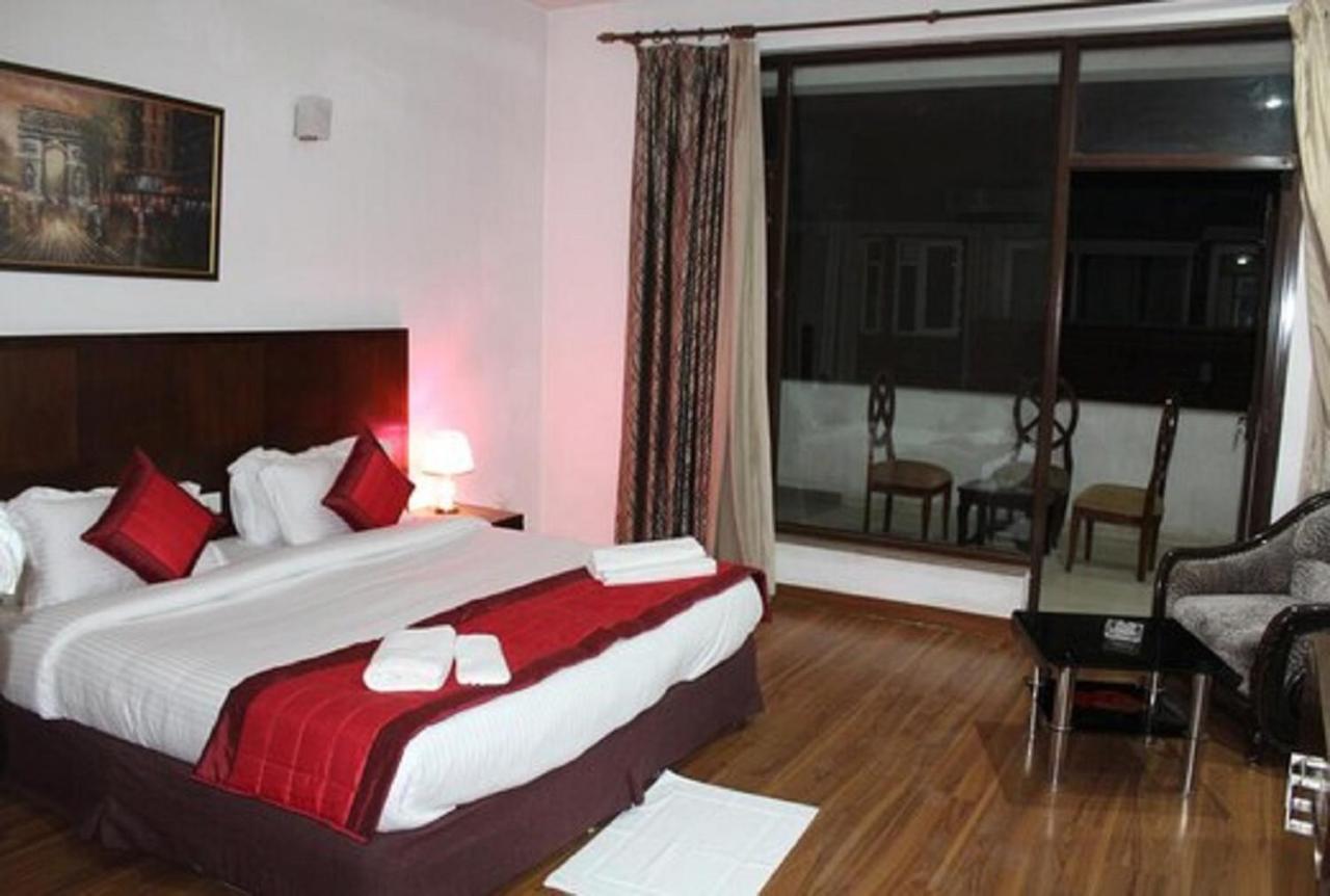 Lime Tree Hotel Sushant Lok Gurgaon Sector 29 Next To Iffco Chowk Metro Екстериор снимка