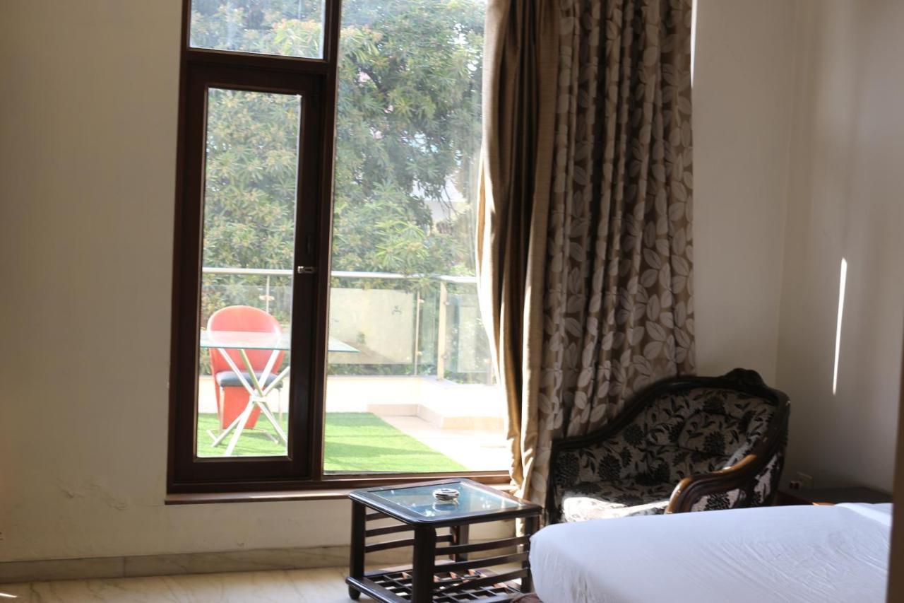 Lime Tree Hotel Sushant Lok Gurgaon Sector 29 Next To Iffco Chowk Metro Екстериор снимка